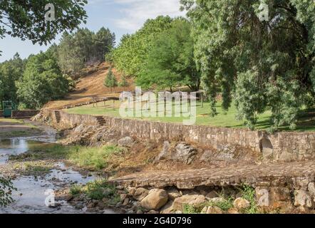 Acebo Naturschwimmbad, Erholungsgebiet. Kristallklares Wasser im Herzen der Berge der Sierra de Gata. Caceres, Extremadura, Spanien Stockfoto