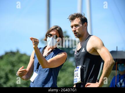 Niklas KAUL (GER/USC Mainz) mit seiner Trainerin und Mutter Stefanie KAUL Weitsprung der Männer, am 19. Juni 2018 Allroundtreffen der Leichtathletik-Stadtwerke Ratingen, vom 19. Juni. - 20.06.2021 in Ratingen/Deutschland. Â Stockfoto