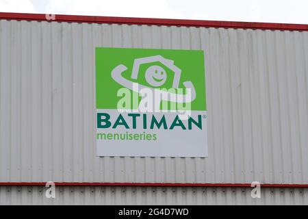 Bordeaux , Aquitaine Frankreich - 12 25 2020 : Batiman menuiseries Store Chain Brand Logo Schild vor der Zimmerei und Küchen Fachbau sh Stockfoto