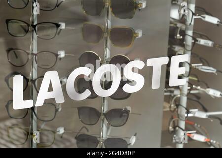 Bordeaux , Aquitaine Frankreich - 12 25 2020 : lacoste Zeichen Text und Logo Store von optischen Mode Kleidung Marke in Schaufenstern Schaufenster Stockfoto