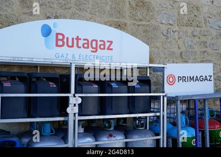 Bordeaux , Aquitaine Frankreich - 12 25 2020 : Butagaz primagaz Logo Marke und Text-Zeichen auf Gasflasche Lagerung Käfig im Shop im Freien Stockfoto