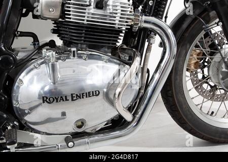 Bordeaux , Aquitaine Frankreich - 12 25 2020 : Royal Enfield Motor Chrom Silber Motor Detail des neuen Motorrad aus Indien vintage Fahrer Stockfoto