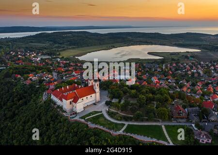 Tihany, Ungarn - Luftpanorama des berühmten Benediktinerklosters von Tihany (Tihany Abtei, Tihanyi Apatsag) mit dem Inneren See und einem schönen Stockfoto