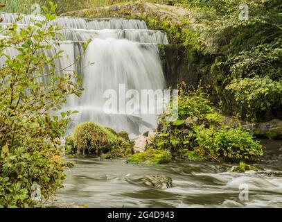 Monsal Dale Weir am Fluss Wye im Peak National Park Derbyshire England Stockfoto