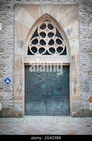 BIELEFELD, DEUTSCHLAND. 12. JUNI 2021. Zentrales Tor der Altstadt Nicolai Kirche. Traditionelle Architektur Europas. Stockfoto