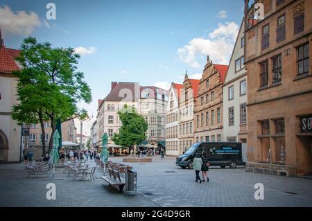 BIELEFELD, DEUTSCHLAND. 12. JUNI 2021. Wunderschöne Aussicht auf einen alten Marktplatz. Fassade des Cruewell House. Alte, traditionelle Architektur Stockfoto