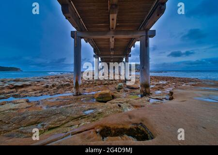 Unter einer hölzernen Brücke in La Perouse Sydney Australien an einem trüben, regnerischen Nachmittag Stockfoto