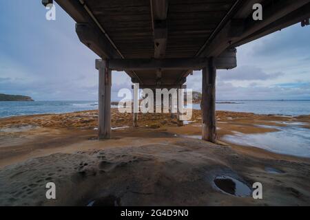 Unter einer hölzernen Brücke in La Perouse Sydney Australien an einem trüben, regnerischen Nachmittag Stockfoto