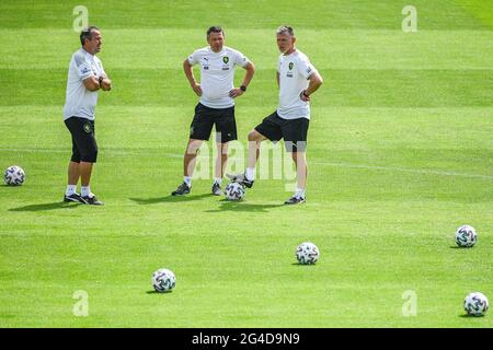 Prag, Tschechische Republik. Juni 2021. R-L-Cheftrainer Jaroslav Silhavy, Manager Libor Sionko und Assistenztrainer Tomas Galasek nehmen am 20. Juni 2021 im Rahmen der UEFA-Fußball-Europameisterschaft 2020 in Prag, Tschechien, an einer Trainingseinheit der tschechischen Nationalmannschaft Teil, bevor sie das Spiel der Gruppe D gegen England antreten. Quelle: Michal Kamaryt/CTK Photo/Alamy Live News Stockfoto
