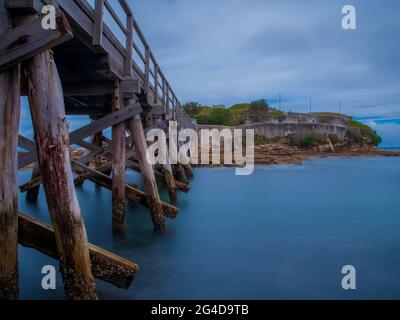 Unter einer hölzernen Brücke in La Perouse Sydney Australien an einem trüben, regnerischen Nachmittag Stockfoto