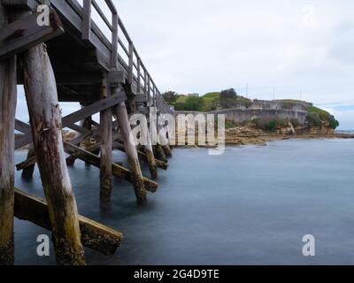 Unter einer hölzernen Brücke in La Perouse Sydney Australien an einem trüben, regnerischen Nachmittag Stockfoto