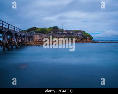 Unter einer hölzernen Brücke in La Perouse Sydney Australien an einem trüben, regnerischen Nachmittag Stockfoto