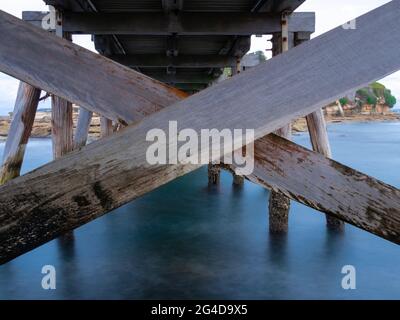 Unter einer hölzernen Brücke in La Perouse Sydney Australien an einem trüben, regnerischen Nachmittag Stockfoto