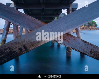 Unter einer hölzernen Brücke in La Perouse Sydney Australien an einem trüben, regnerischen Nachmittag Stockfoto