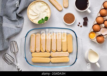 Produkt für die Zubereitung von Tiramisu Dessert. Draufsicht auf Zutaten auf hellem Hintergrund. Stockfoto