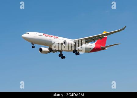 Das Düsenflugzeug EC-MKI des Typs Airbus A330 von Iberia kommt im Finale an und landet am Flughafen London Heathrow, Großbritannien. Iberia, Líneas Aéreas de España, S.A. Operadora Stockfoto