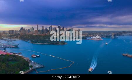 Panorama Drohnenaufnahme von Sydney CBD Ansichten NSW Australien. Dunkle Wolken wunderschönes türkisblaues Wasser Wohn- und Geschäftsgebäude. Stockfoto