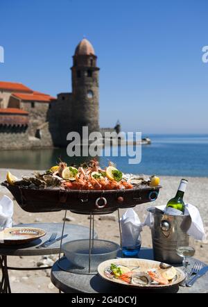 Frankreich das katalanische Land, das Meeresfrüchte serviert, ist ein Restaurant mit Meeresfrüchten, Küche, mediterranem Meer, blauem Himmel und typischer Chuch-Uhr Stockfoto