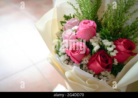 Bouquet von frischen roten und rosa Rosen. Speicherplatz kopieren. Stockfoto