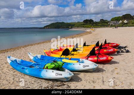 Kajaks auf dem Sand am Gyllyngvase Beach, Falmouth, Cornwall UK im Juni Stockfoto