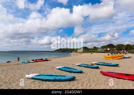 Gyllyngvase Beach, Falmouth, Cornwall UK im Juni - Kajaks auf dem Sand Stockfoto