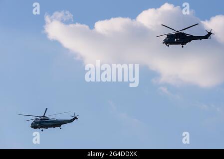 US-Präsident Joe Biden, der am Flughafen Heathrow im Sea King Hubschrauber-Rufzeichen Marine One ankommt, begleitet von der militärischen Sicherheitskräfte von RAF Puma. Stockfoto