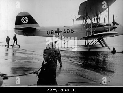 Transport / Transport, Luftfahrt, Wasserflugzeug, Heinkel He 59 der Luftwaffe, am Strand, um 1940, NUR REDAKTIONELLE VERWENDUNG Stockfoto