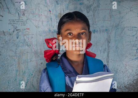 Porträt eines ländlichen Schulmädchen, das in der Schule steht Stockfoto