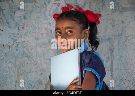 Indische ländliche Schule Mädchen halten Bücher stehen in der Schule Stockfoto