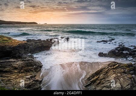 Abendlicht über der Fistral Bay in Newquay in Cornwall. Stockfoto