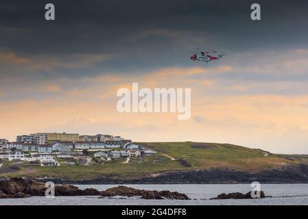 Ein HM Coastguard-Hubschrauber, der über die Fistral Bay in Newquay in Cornwall fliegt. Stockfoto