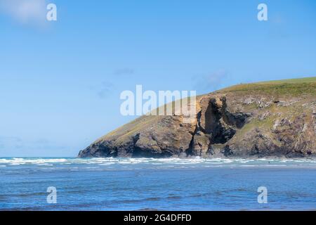 Sonniges Wetter und blauer Himmel über dem Trenance Point mit Blick auf Mawgan Porth in Cornwall, Großbritannien; ikonische Küstenlandschaft Cornichs. Stockfoto