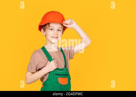 Kleiner Baumeister im Helm. Kind als Bauarbeiter gekleidet. Kleiner Junge mit Helm. Portrait kleiner Baumeister in Hardhats. Kinderbauhelm Stockfoto