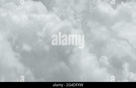 Graue und weiße, flauschige Wolkenstruktur. Nahaufnahme Detail der weißen Wolken Textur Hintergrund. Weiches Tragegefühl wie Baumwolle. Weiße geschwollene Wolken. Düster Stockfoto