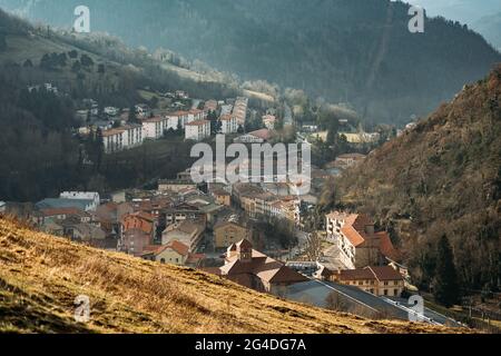 Schöne und kleine Stadt Ribes de Freser in Katalonien, Spanien. Blick vom Berg auf das Dorf von oben Stockfoto