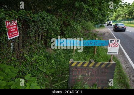 Wendover, Großbritannien. Juni 2021. Schilder an der A413 vor dem Wedover Active Resistance Camp von HS2. Große Landflächen rund um Wendover im Chilterns AONB wurden für das HS2-Eisenbahninfrastrukturprojekt bereits von Bäumen und Vegetation freigeräumt, trotz des konzertierten Widerstands von Anwohnern und Umweltaktivisten. Kredit: Mark Kerrison/Alamy Live Nachrichten Stockfoto