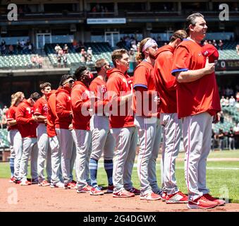 Juni 20 2021 San Francisco CA, USA die Phillies während der Nationalhymne vor dem MLB-Spiel zwischen den Philadelphia Phillies und den San Francisco Giants im Oracle Park San Francisco Calif. Thurman James/CSM Stockfoto