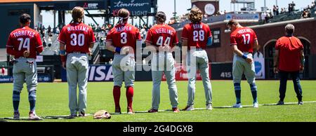 Juni 20 2021 San Francisco CA, USA die Phillies während der Nationalhymne vor dem MLB-Spiel zwischen den Philadelphia Phillies und den San Francisco Giants im Oracle Park San Francisco Calif. Thurman James/CSM Stockfoto