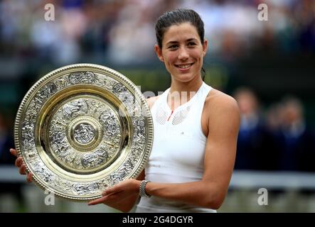 Datei-Foto vom 15-07-2017 von Garbine Muguruza und der 2017 Ladies Wimbledon Trophäe. Ausgabedatum: Montag, 21. Juni 2021. Stockfoto
