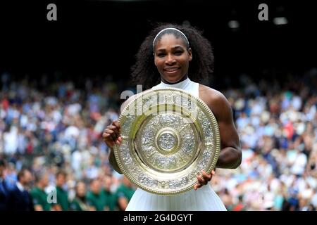 Datei-Foto vom 09-07-2016 von Serena Williams und der 2016 Ladies Wimbledon Trophäe. Ausgabedatum: Montag, 21. Juni 2021. Stockfoto
