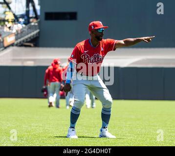 Juni 20 2021 San Francisco CA, USA der Phillies-Mittelfeldspieler Andrew McCutchen (22) zeigt Phillies-Fans vor dem MLB-Spiel zwischen den Philadelphia Phillies und den San Francisco Giants im Oracle Park San Francisco Calif. Thurman James/CSM Stockfoto