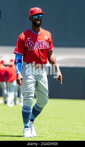 Juni 20 2021 San Francisco CA, USA der Phillies-Mittelfeldspieler Andrew McCutchen (22) hatte vor dem MLB-Spiel zwischen den Philadelphia Phillies und den San Francisco Giants im Oracle Park San Francisco Calif Spaß mit Phillies-Fans. Thurman James/CSM Stockfoto