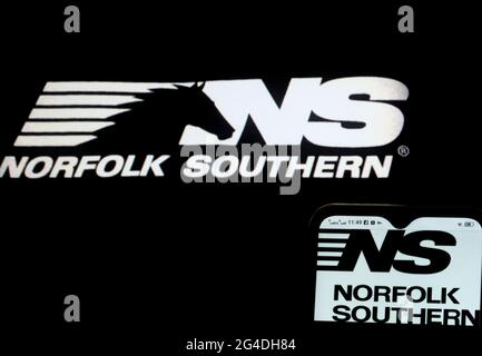 In dieser Abbildung ist ein Logo der Norfolk Southern Corporation zu sehen, das auf einem Smartphone angezeigt wird. Stockfoto