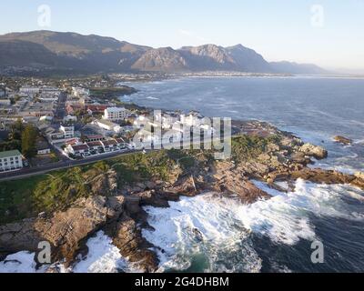 Luftaufnahme über Hermanus, einer kleinen Küstenstadt außerhalb von Kapstadt, Südafrika Stockfoto