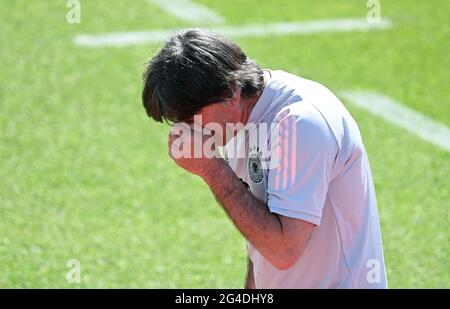 Herzogenaurach, Deutschland. Juni 2021. Fußball: Europameisterschaft, Gruppe F, Training Deutschland. Bundestrainer Joachim Löw muss zu Beginn des Trainings niesen. Quelle: Federico Gambarini/dpa/Alamy Live News Stockfoto