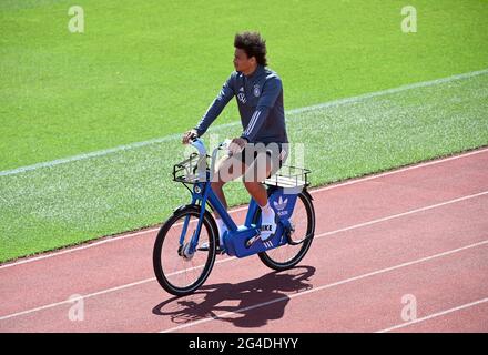 Herzogenaurach, Deutschland. Juni 2021. Fußball: Europameisterschaft, Gruppe F, Training Deutschland. Der deutsche Leroy Sane kommt mit dem Fahrrad zum Training. Quelle: Federico Gambarini/dpa/Alamy Live News Stockfoto