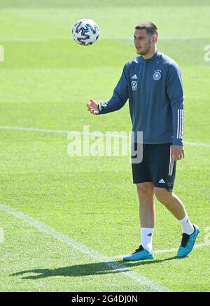 Herzogenaurach, Deutschland. Juni 2021. Fußball: Europameisterschaft, Gruppe F, Training Deutschland. Der deutsche Niklas Süle wirft einen Ball. Quelle: Federico Gambarini/dpa/Alamy Live News Stockfoto