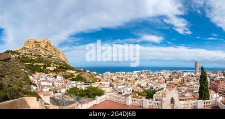 Panorama der Altstadt von Alicante und der Burg Santa Barbara auf dem Berg Benacantil. Kathedrale, enge Gassen und weiße Häuser in der Nachbarschaft Casco Antiguo Stockfoto