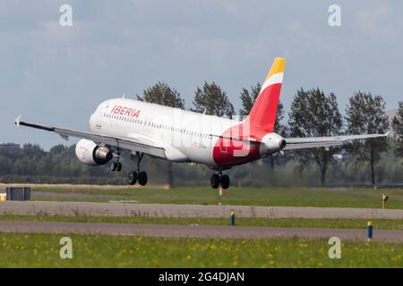 AMSTERDAM, NIEDERLANDE - 13. September 2020: Iberia (IB / IBE) nähert sich dem Flughafen Amsterdam Schiphol (EHAM/AMS) mit einem Airbus A320-214 A320 (EC-KOH/2248). Stockfoto