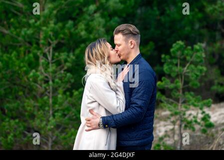Glücklich liebende Paar genießen küssen Momente des Glücks im Park. Liebe Zärtlichkeit, Dating, Romantik. Lifestyle-Konzept.Junges Paar Liebhaber Dating und hu Stockfoto